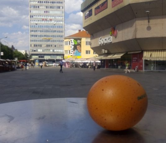 Može li se ispeći jaje na pločama na Trgu Krajine