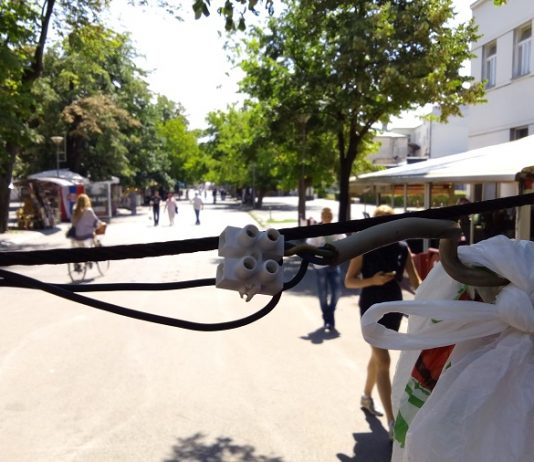 Opasnost !!! Prekinuti strujni kabl na sred glavne pješačke ulice