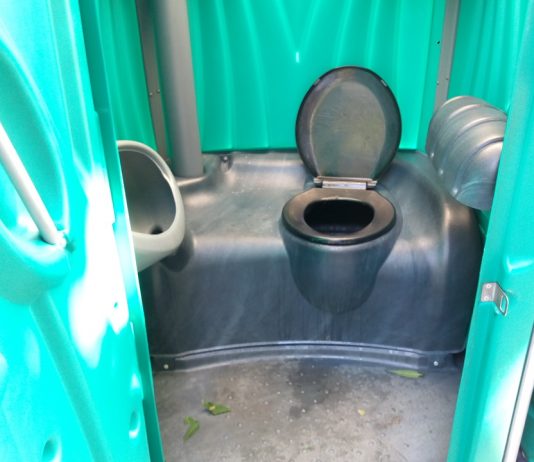 Slika i prilika grada, poljski WC između Muzeja i Uprave grada Banjaluka