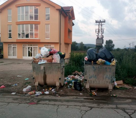 Očistite deponiju ispred ambulante!