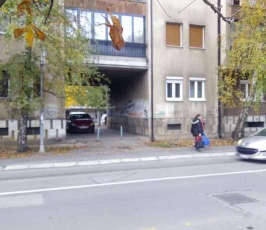 Oteli pare čovjeku u centru Banjaluke i pobjegli motorom