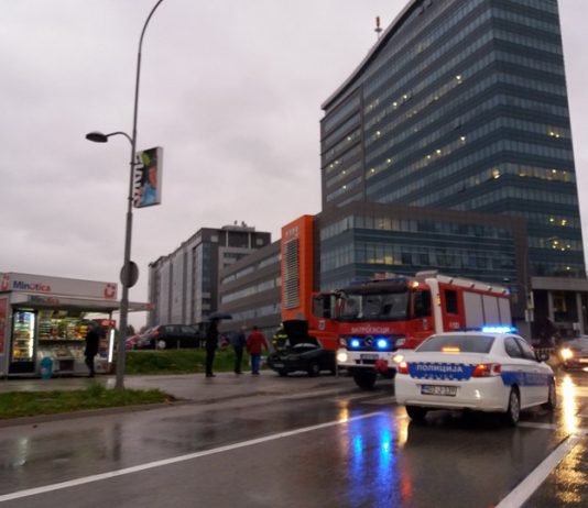 Zapalio se auto pored RTRS-a