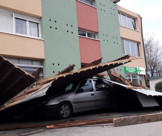 Foto/Vjetar nosio krovove, čupao drveća
