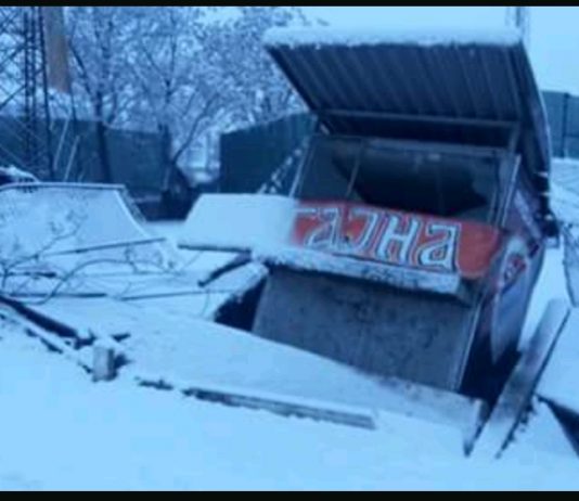 Foto/Vjetar i snijeg srušili ogradu na Gradskom stadionu
