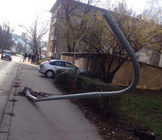 Autom srušio stub ulične rasvjete u centru