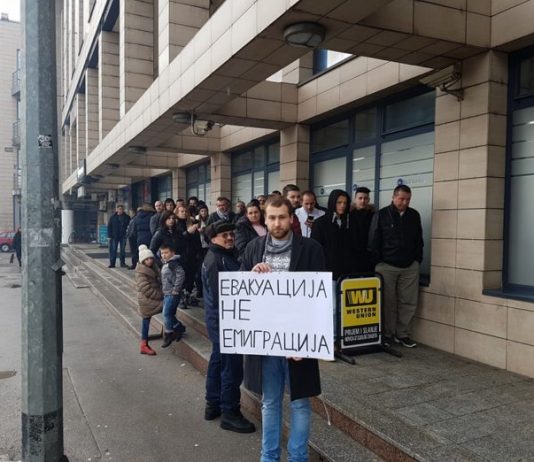 “Evakuacija, ne emigracija”, nova poruka ispred konzulata