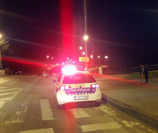 Prevrnuo se kamion kod mosta u Klašnicama