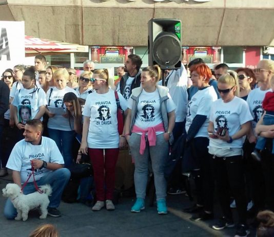 Nikola Ćulum uz Davidovog oca na Trgu Krajine