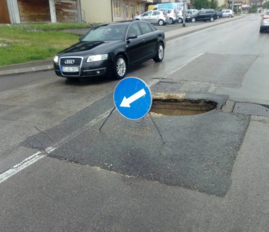 Vozači oprez/Urušen put iznad kružnog toka na Petrićevcu