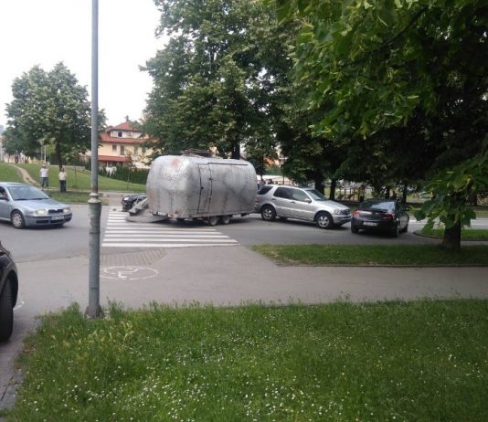 Foto vijest/Neobična prikolica slupana-Saobraćajka