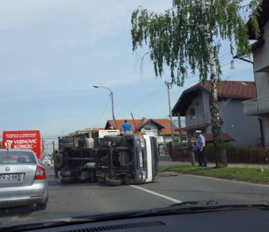 U Vrbanji se prevrnuo kamion