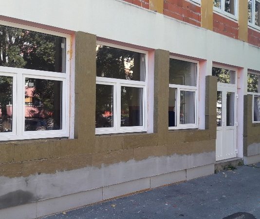 Zbog kampanje i glasova osnovci se “dave” u prašini od kamene vune!