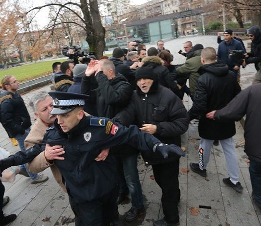 Video/Bezuspješno hapšenje mladića na Trgu/ Policajac moli za pomoć