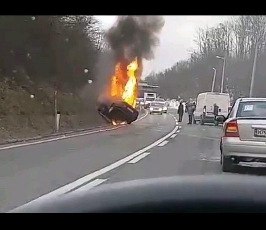 Video/Tragedija/Gori vozilo na putu Banjaluka-Prijedor
