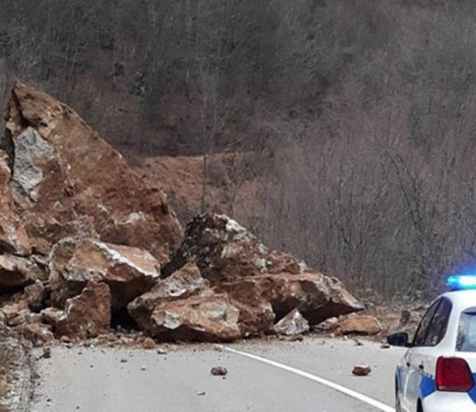 Potpuno obustavljen saobraćaj na putu Karanovac-Crna Rijeka