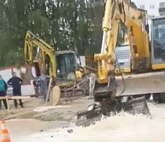 Na Laušu usporen saobraćaj, bagerom probili cijevi