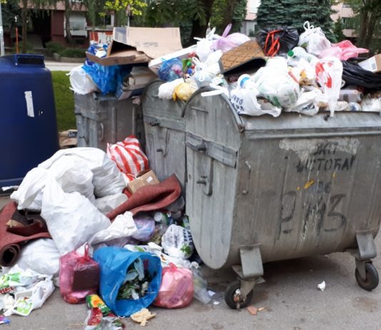 Pred najavu poskupljenja odvoza smeća, Rosulje zatrpane otpadom