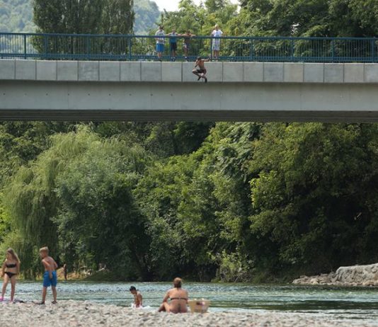 Opasno! Tinejdžer skočio sa “Zelenog mosta”