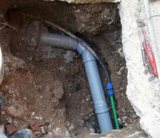 Zamjenu kanalizacione cijevi platio kao suho zlato