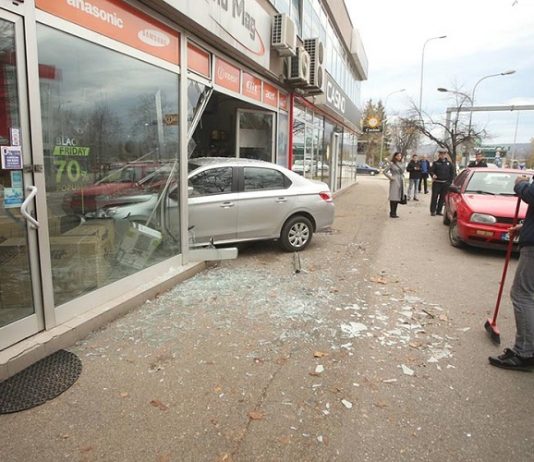 Video/Zaglavila joj se “štikla” pa autom uletila u prodavnicu