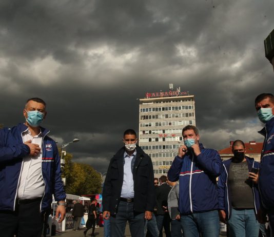 Lider DNS-a sa članstvom poslao poruku sa Trga Krajine