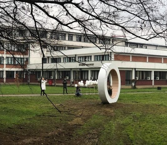 U Banjaluci postavljen spomenik “Klupa mira”