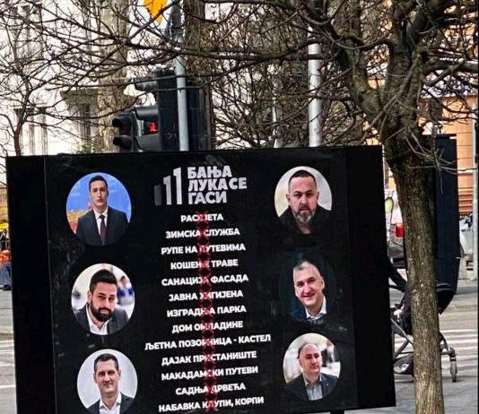 Na Trgu Krajine osvanula tabla sa fotografijama potpisnika budžetskih amandmana