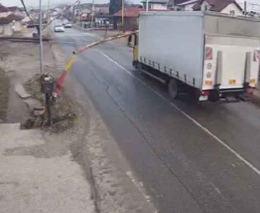 Video/Kamiondžija proletio kroz rampu u Zalužanima