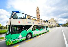 Panoramski autobus parkiran ispod nadvožnjaka