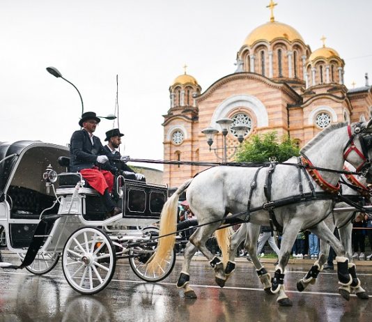 Veliki defile kočija u centru grada povodom praznika Duhovi